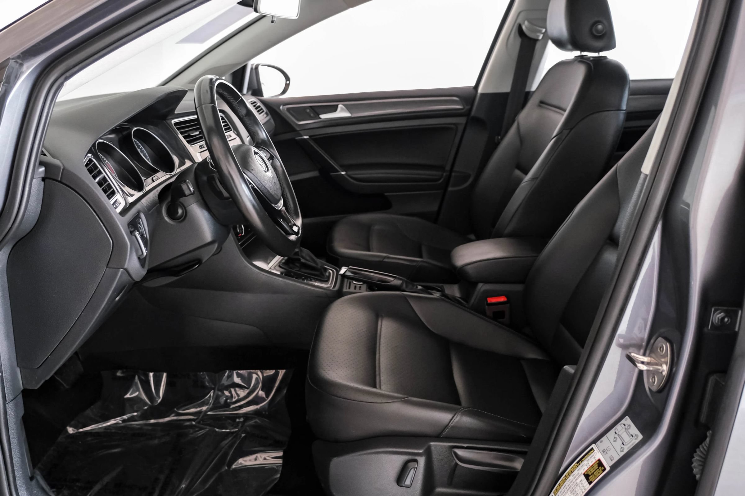 Used 2019 Volkswagen Golf SE FWD image 3