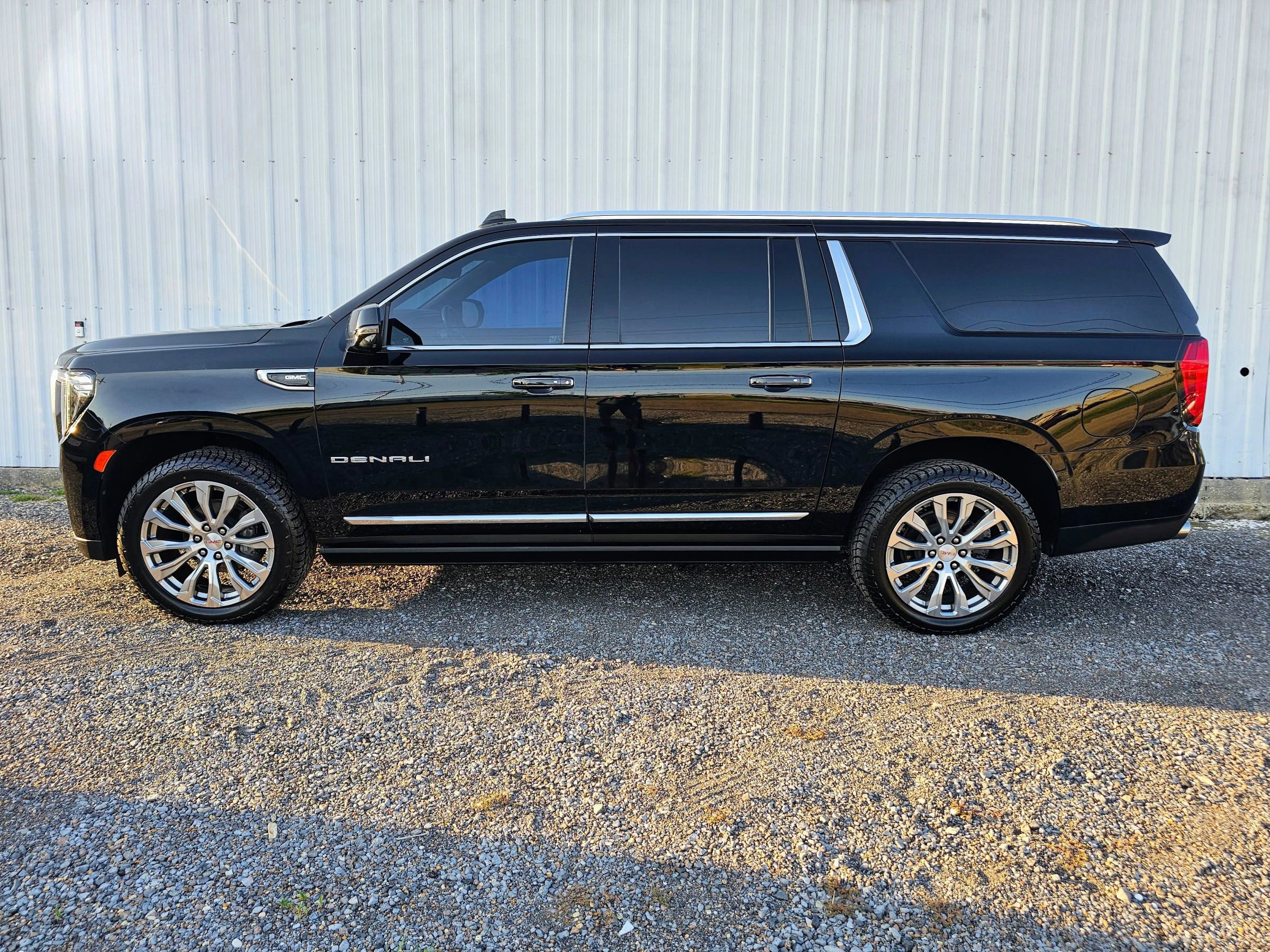 Used 2022 GMC Yukon XL Denali w/ Denali Premium Package image 3