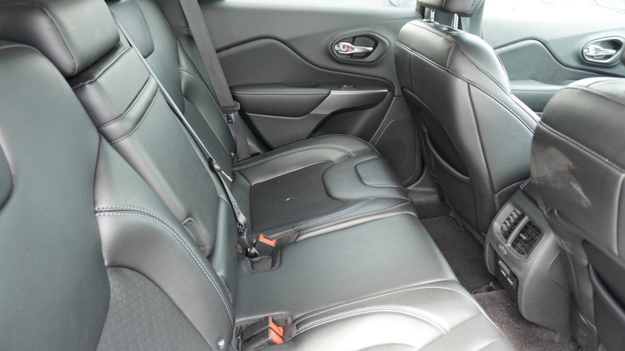 Used 2019 Jeep Cherokee Latitude Plus FWD image 11