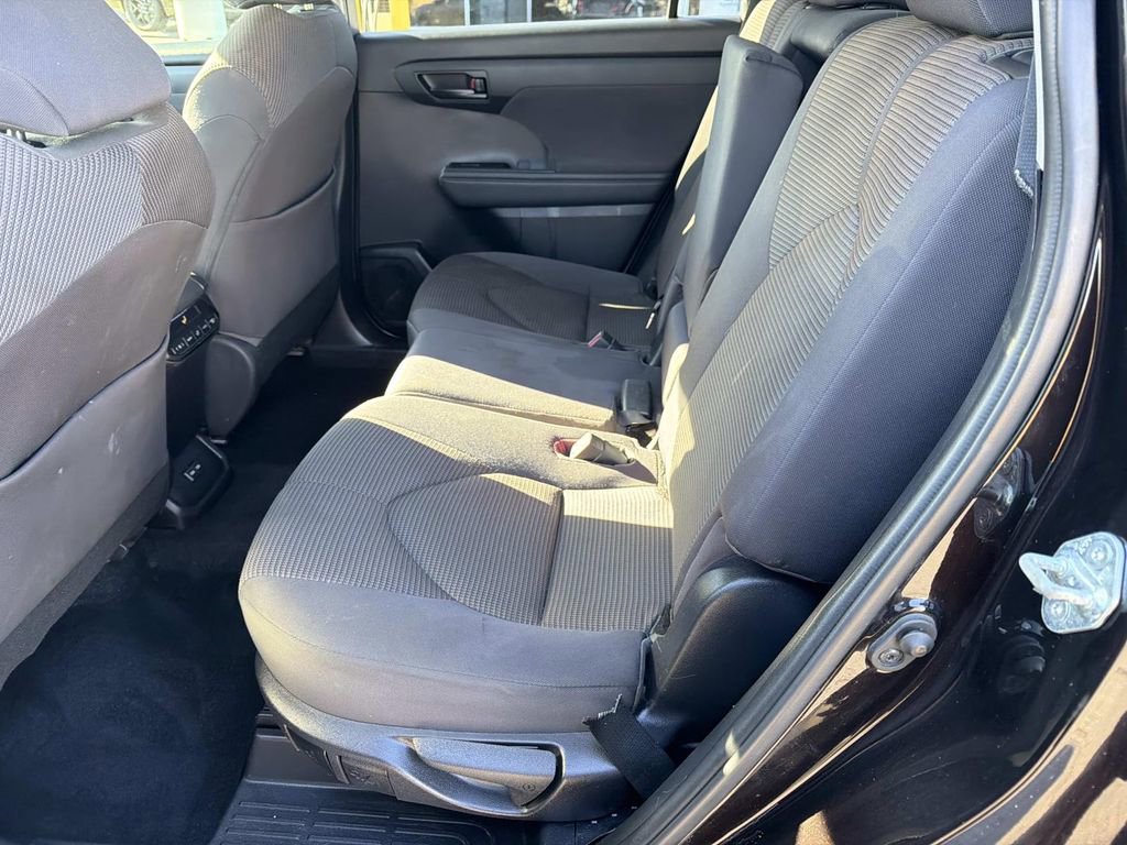 Used 2022 Toyota Highlander L image 15