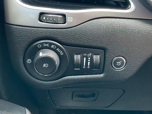 Used 2021 Jeep Cherokee Limited AWD/4WD image 5