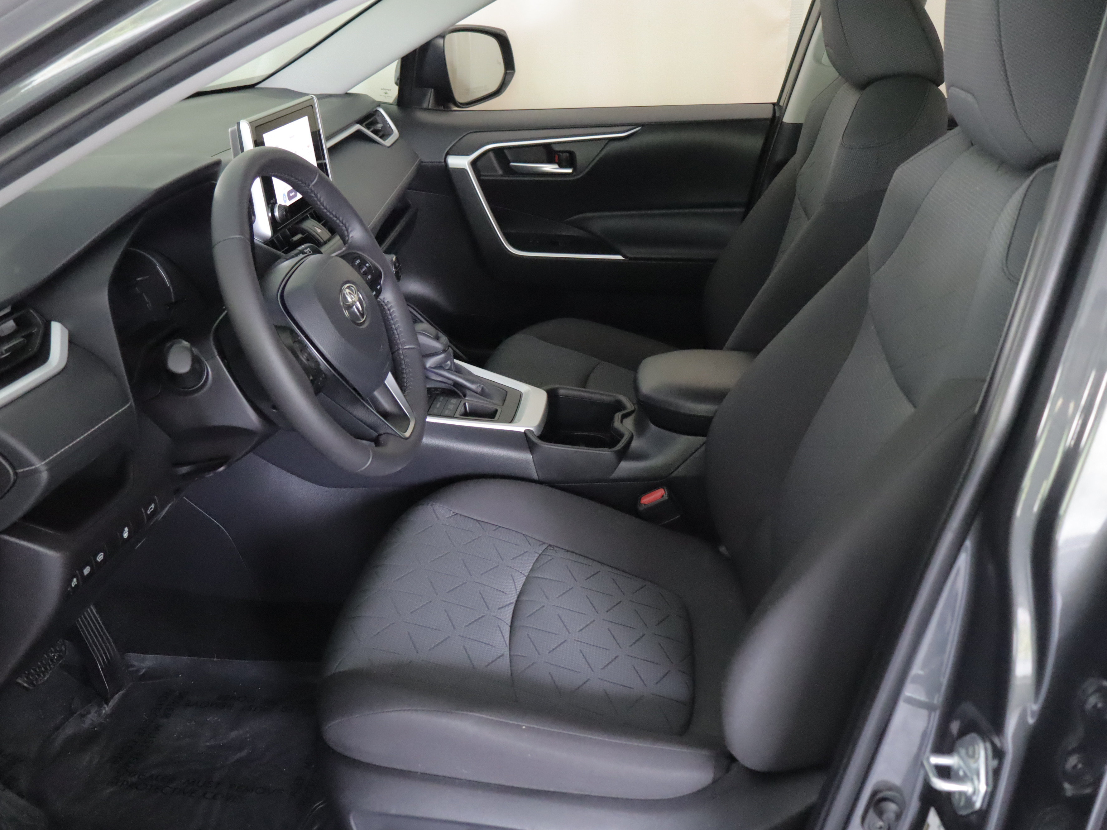Used 2025 Toyota RAV4 XLE AWD/4WD image 8