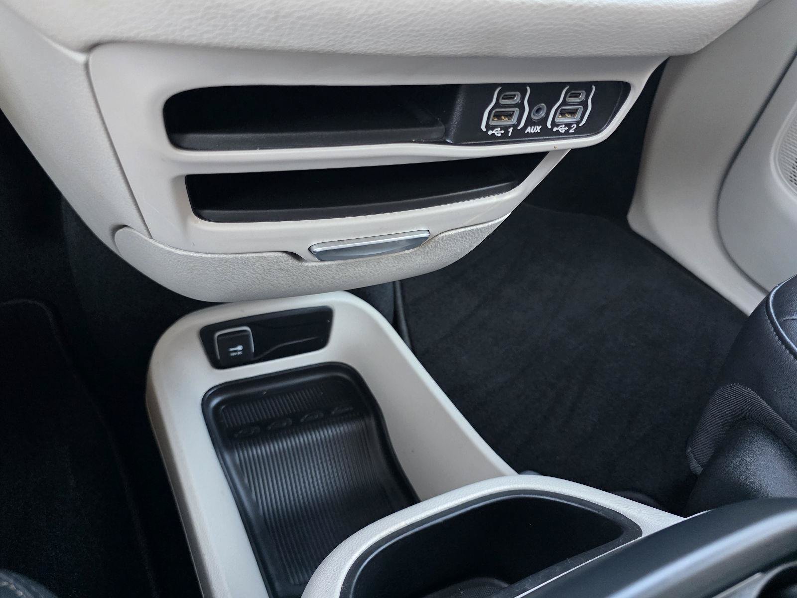 Used 2024 Chrysler Pacifica Touring-L FWD image 17