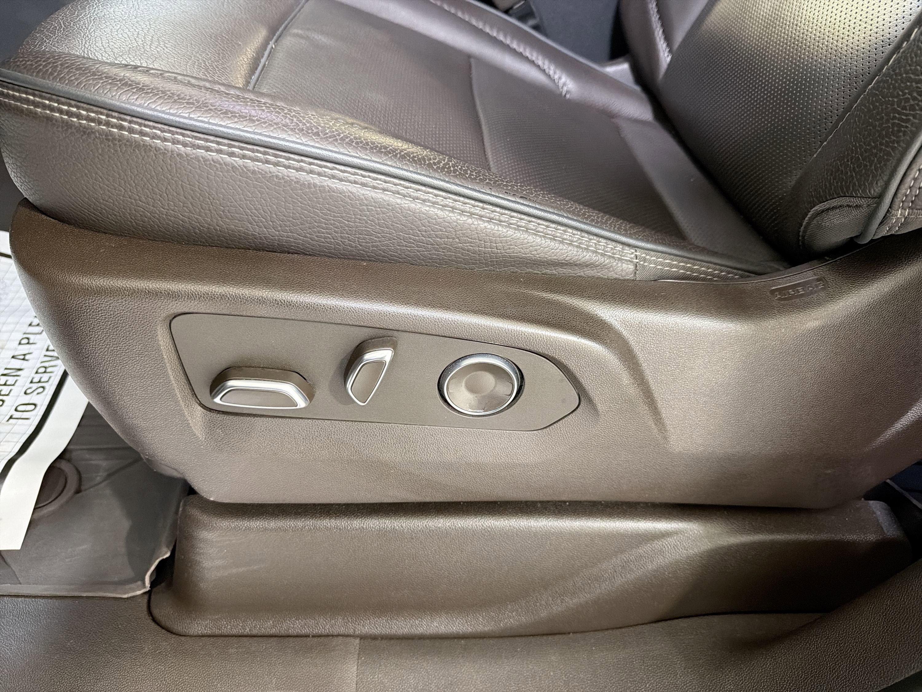 Used 2023 GMC Yukon XL Denali AWD/4WD image 11