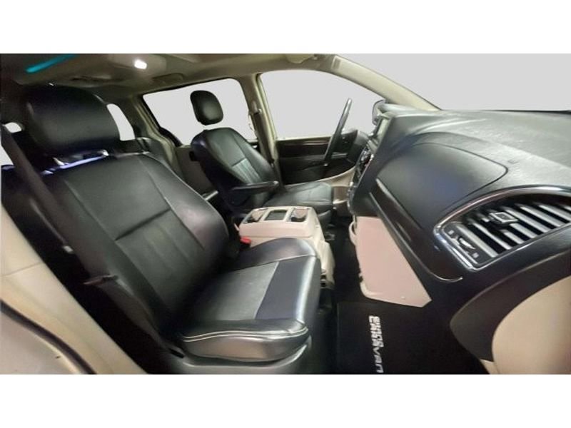 Used 2011 Chrysler Town & Country Touring-L w/ Entertainment Group #2 FWD image 17