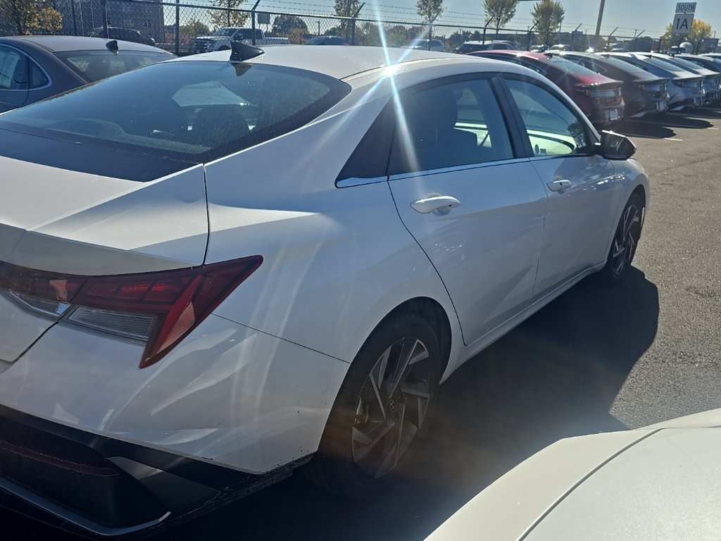 Used 2025 Hyundai Elantra SEL FWD image 3