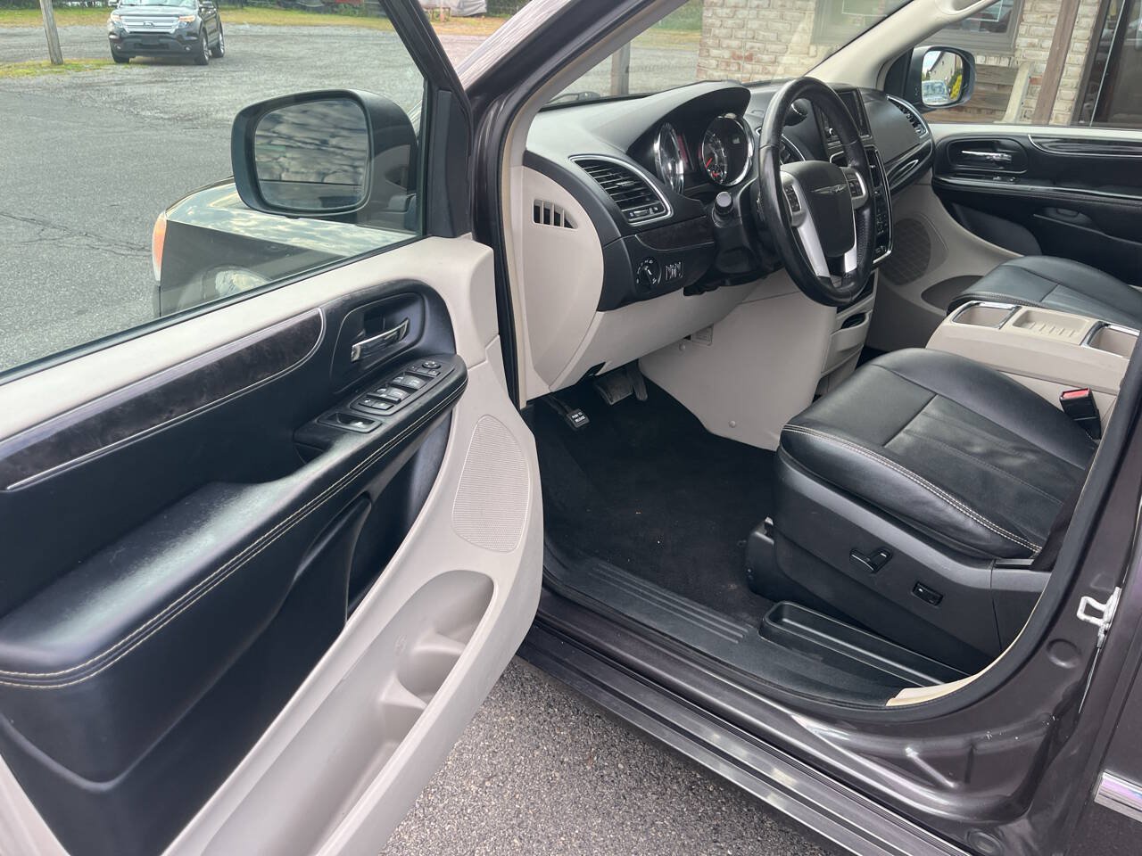 Used 2015 Chrysler Town & Country Touring FWD image 11