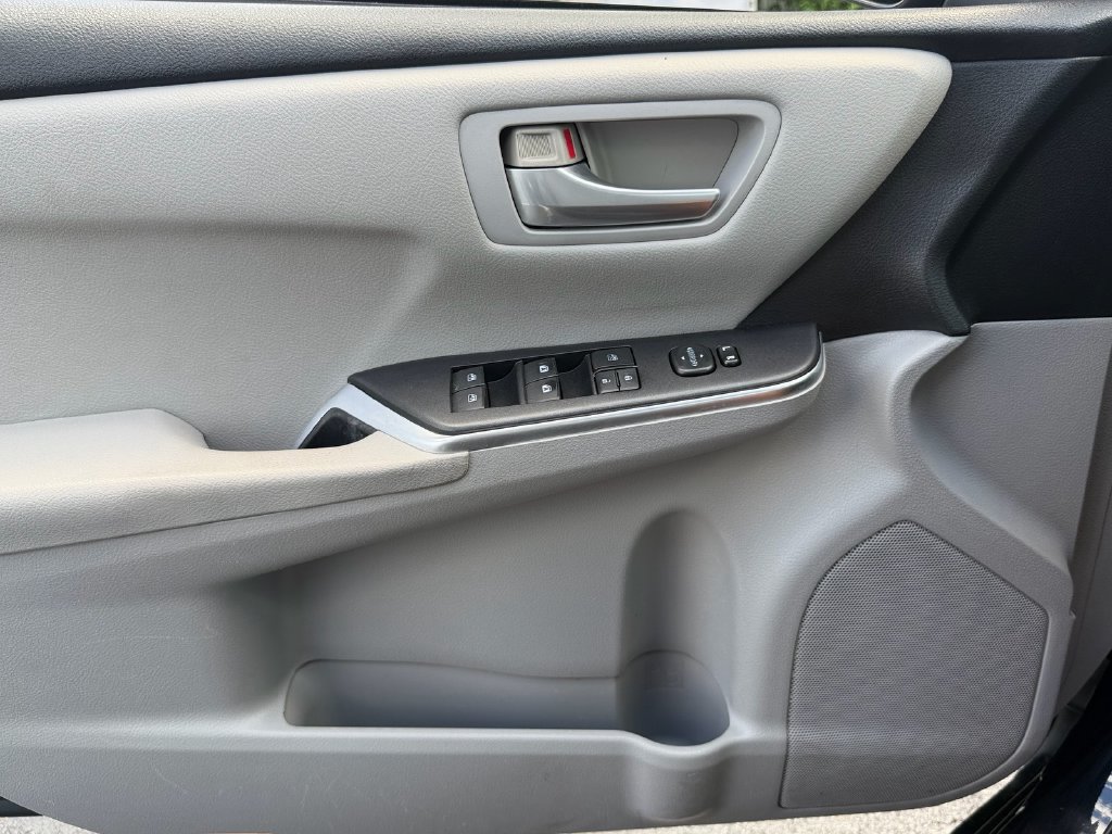 Used 2015 Toyota Camry SE FWD image 32