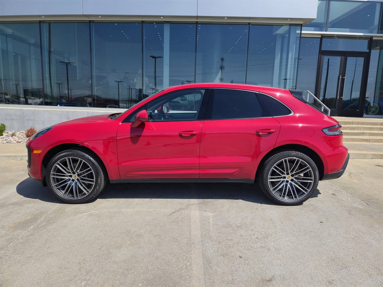 Certified 2025 Porsche Macan image 2