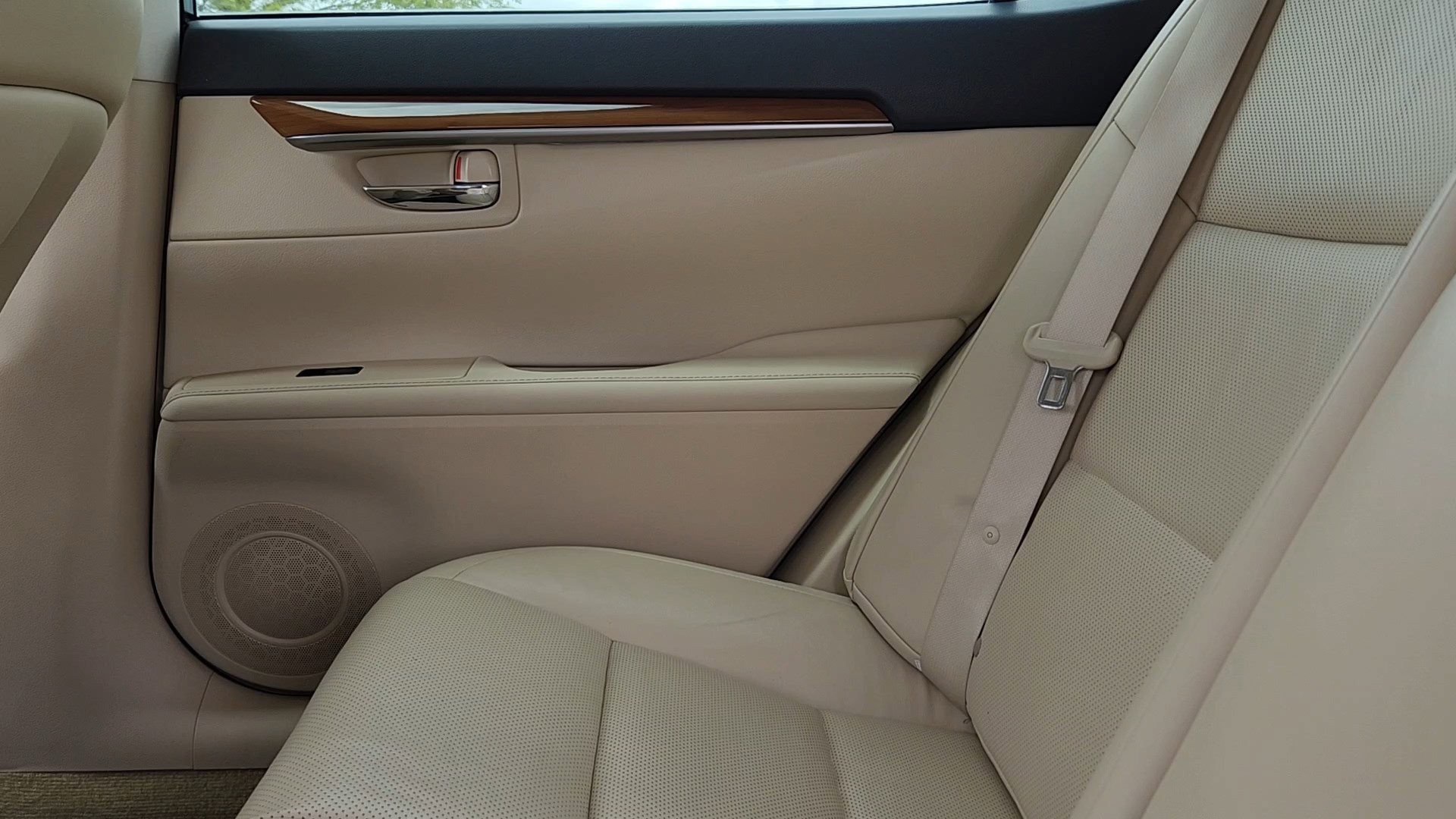 Used 2015 Lexus ES 300h w/ Navigation System Package FWD image 16