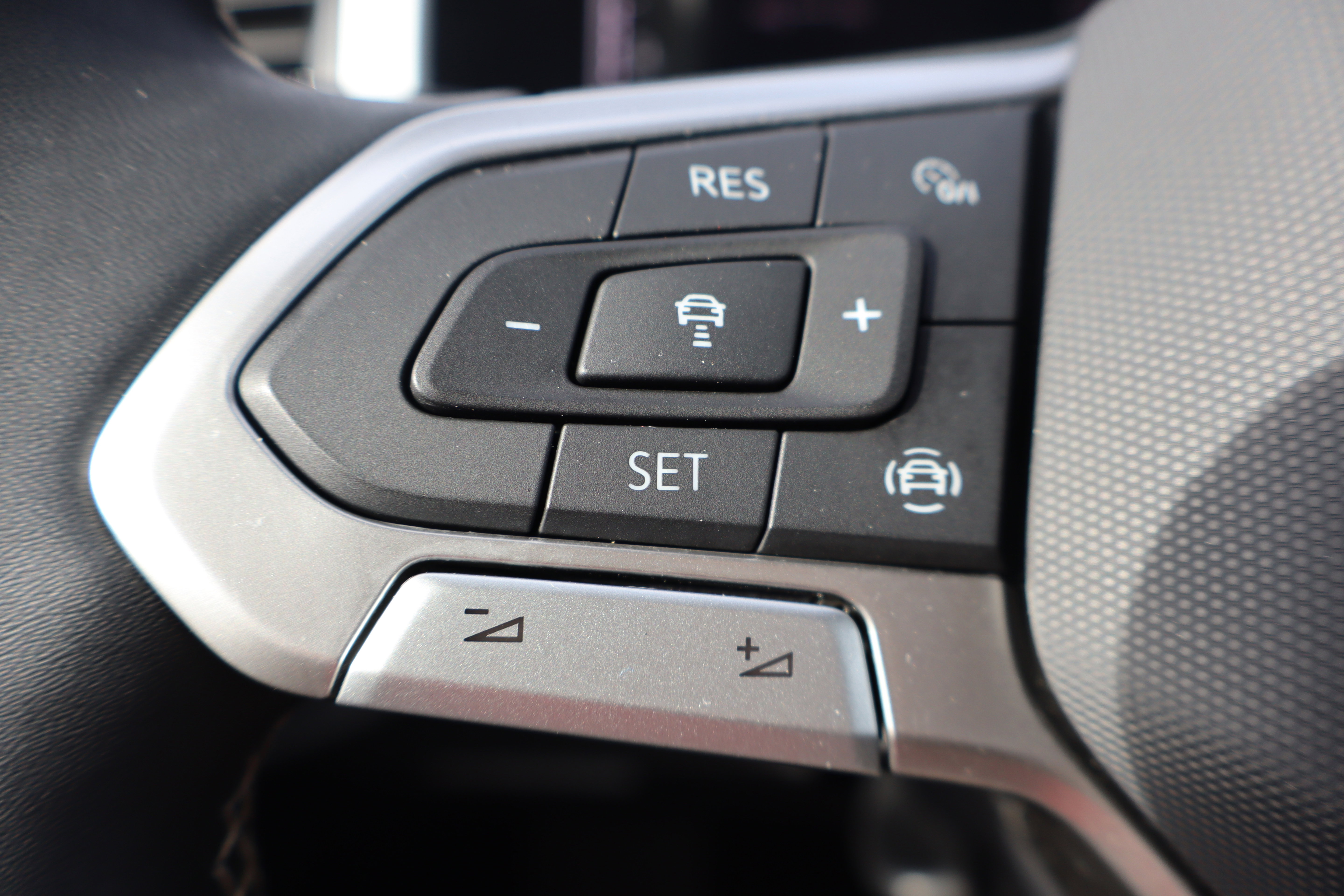 Used 2023 Volkswagen Atlas Cross Sport SE FWD image 16