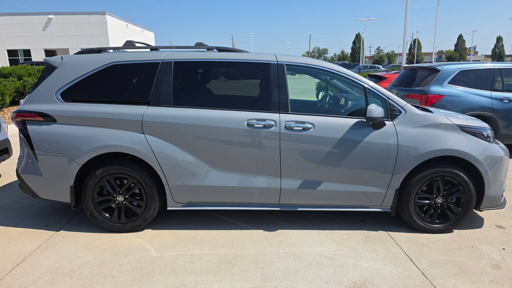 Used 2022 Toyota Sienna XLE Woodland Edition AWD/4WD image 6