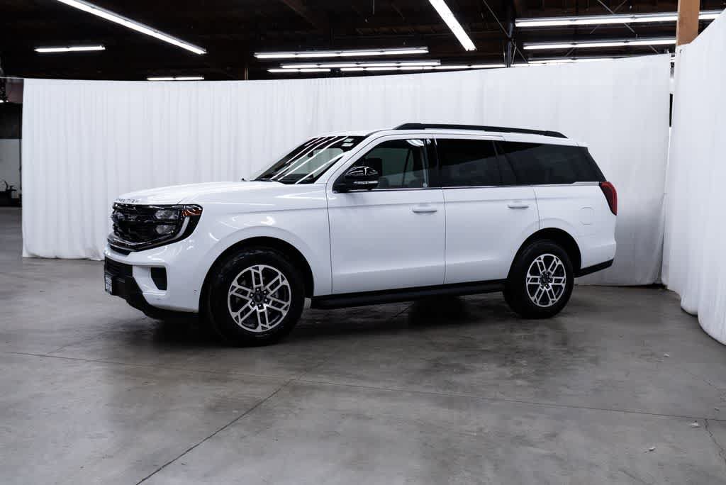 Used 2025 Ford Expedition Active AWD/4WD image 3