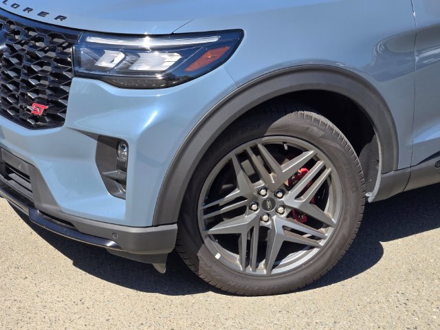 Certified 2025 Ford Explorer ST AWD/4WD image 9