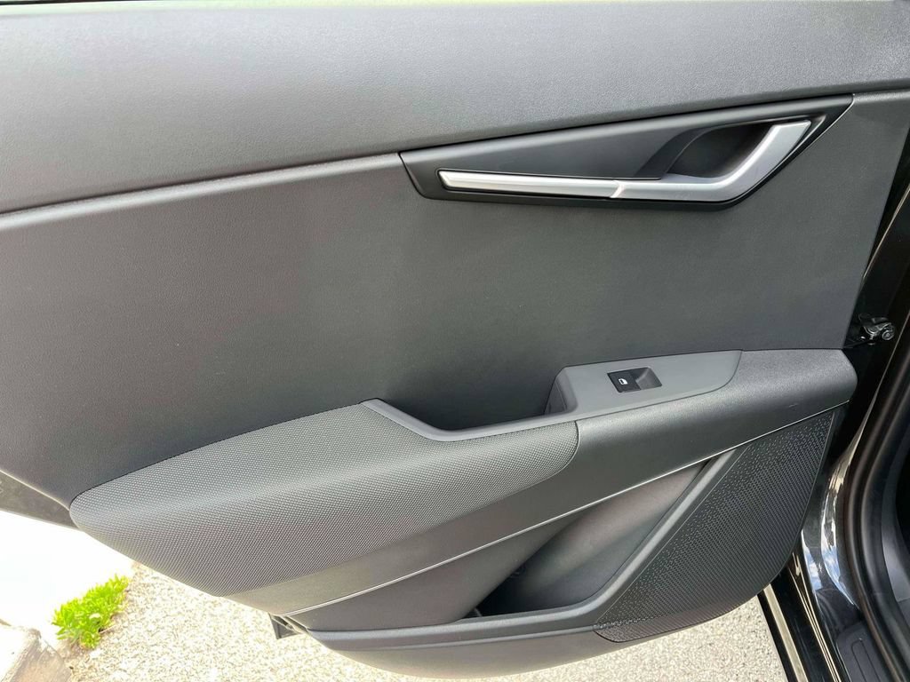 Certified 2025 Kia Niro EX FWD image 6