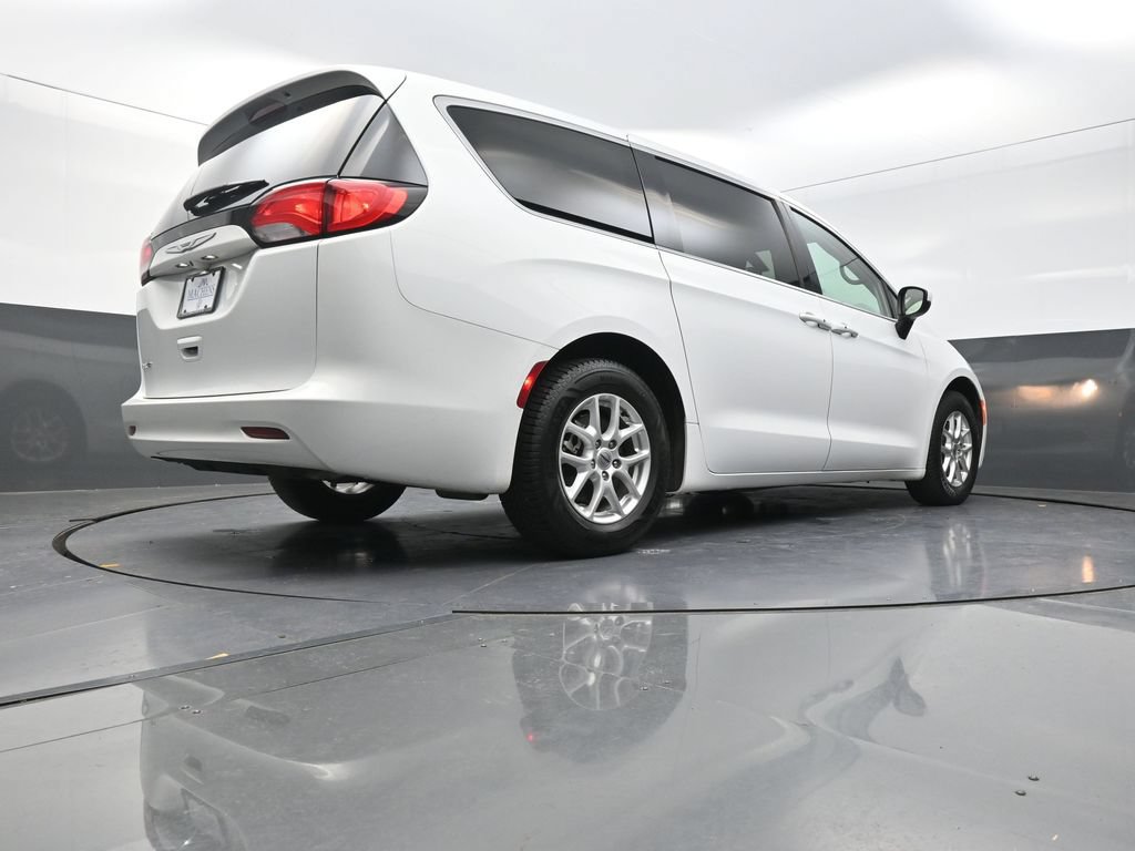 Used 2022 Chrysler Voyager LX FWD image 29