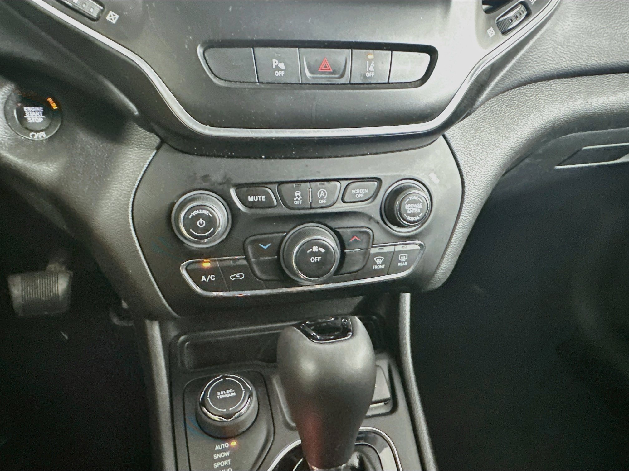 Used 2021 Jeep Cherokee Latitude Plus AWD/4WD image 23
