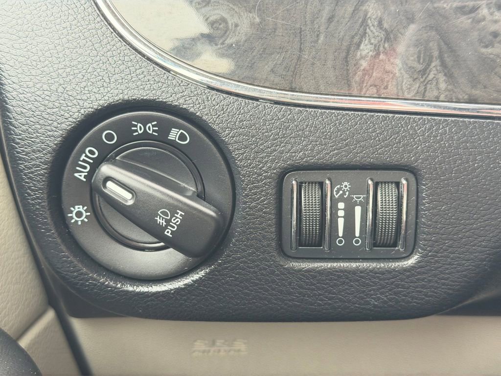 Used 2013 Chrysler Town & Country Touring-L FWD image 18
