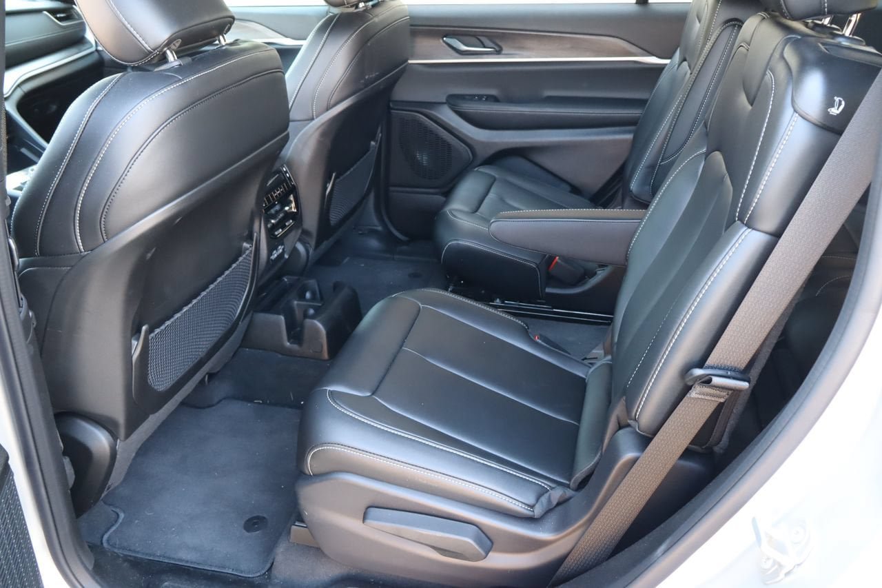 Used 2025 Jeep Grand Cherokee L Limited w/ Black Appearance Package AWD/4WD image 5