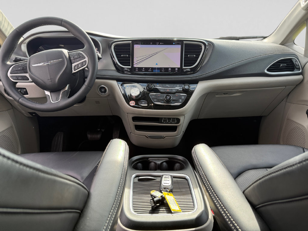 Used 2024 Chrysler Pacifica Limited FWD image 24