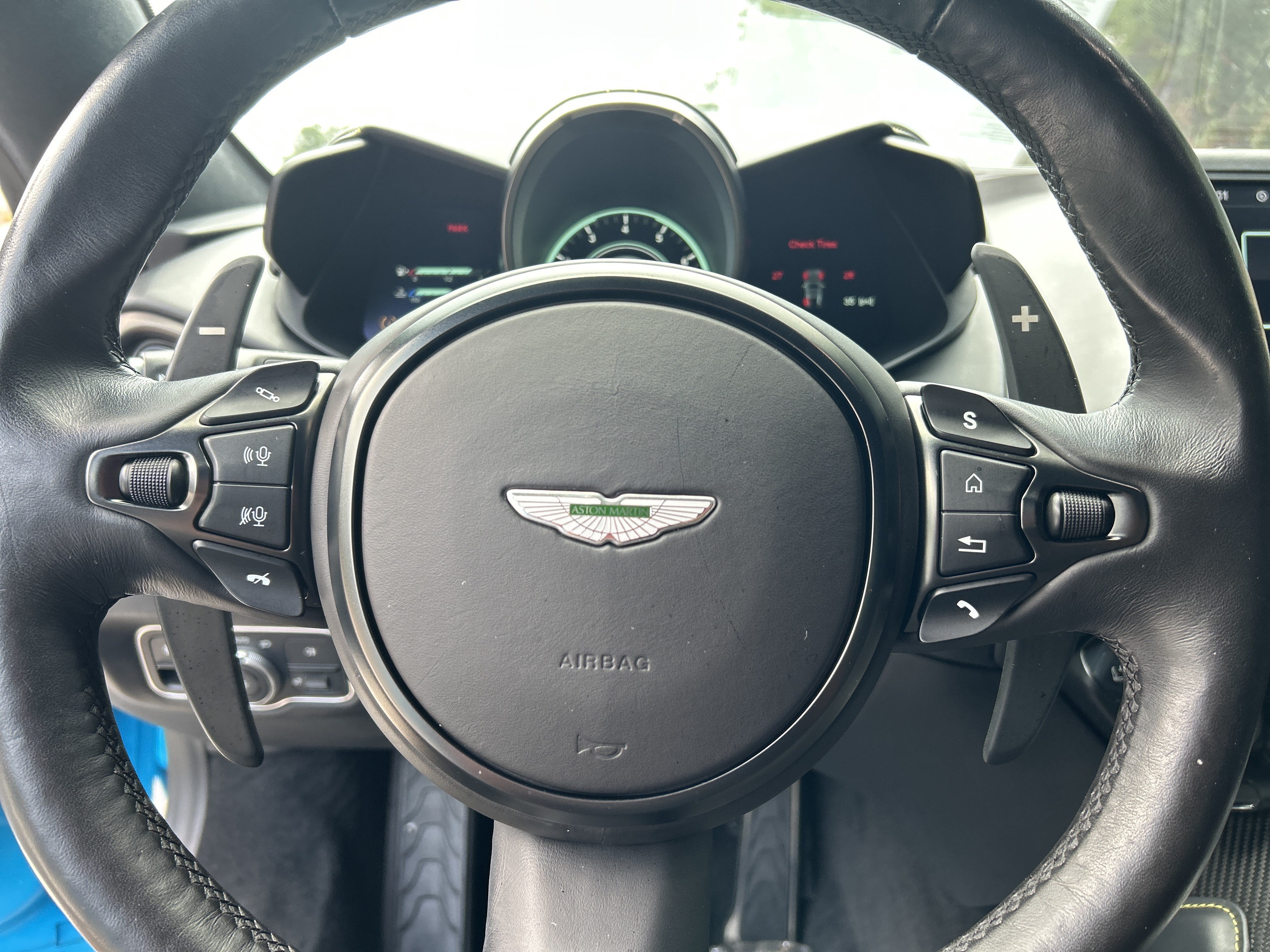 Used 2023 Aston Martin V8 Vantage Coupe RWD image 18