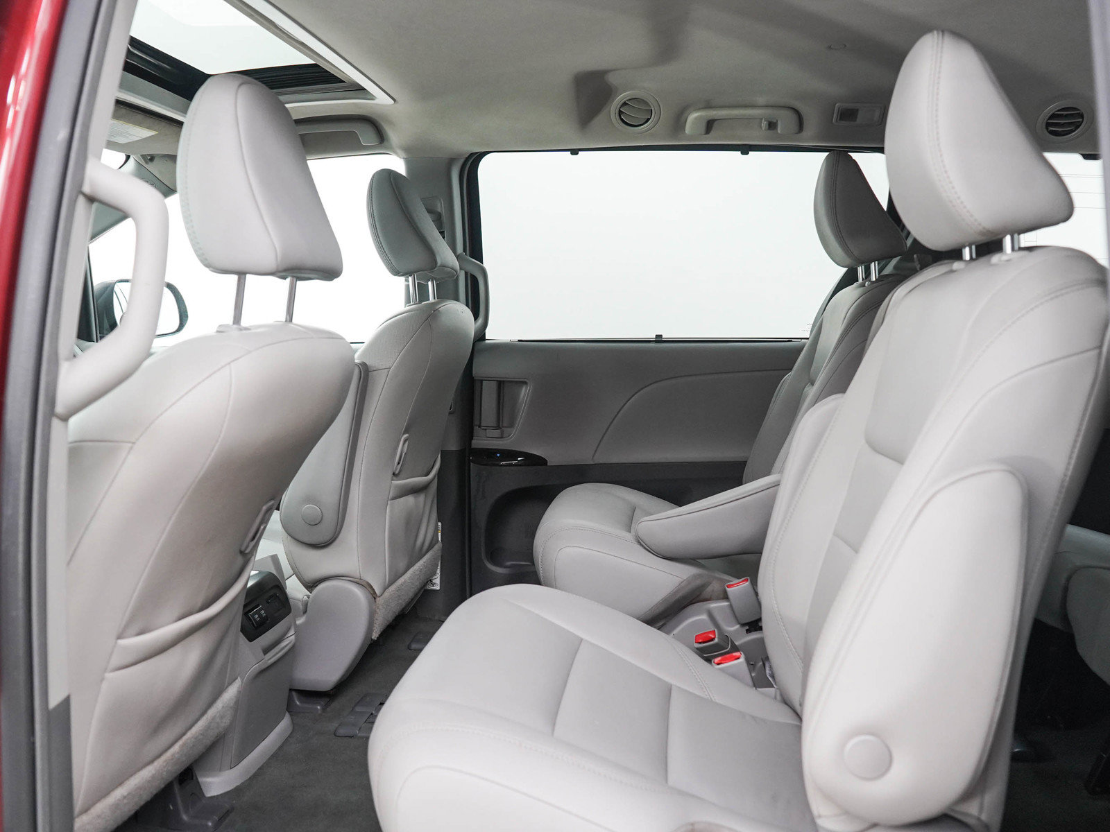 Used 2019 Toyota Sienna XLE FWD image 16