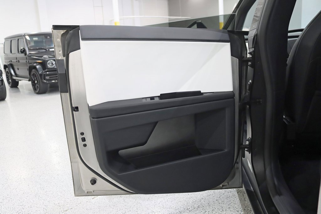 Used 2024 Tesla Cybertruck AWD Crew Cab image 39