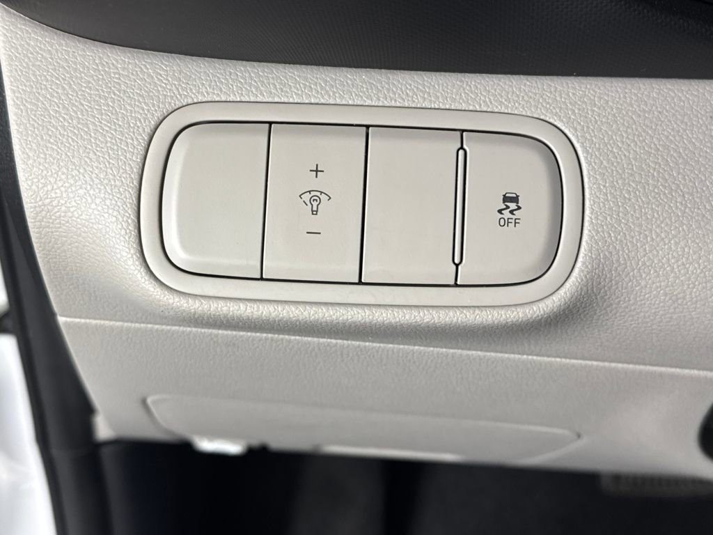 Certified 2025 Hyundai Venue SEL image 30