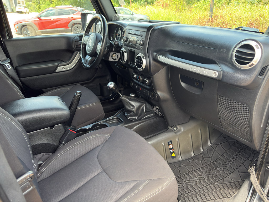 Used 2013 Jeep Wrangler Rubicon AWD/4WD image 9