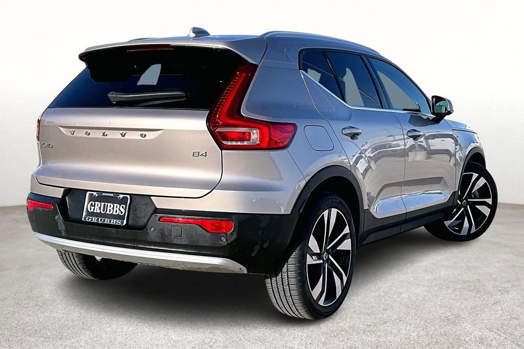 Used 2023 Volvo XC40 B4 Plus w/ Protection Package Premier image 2
