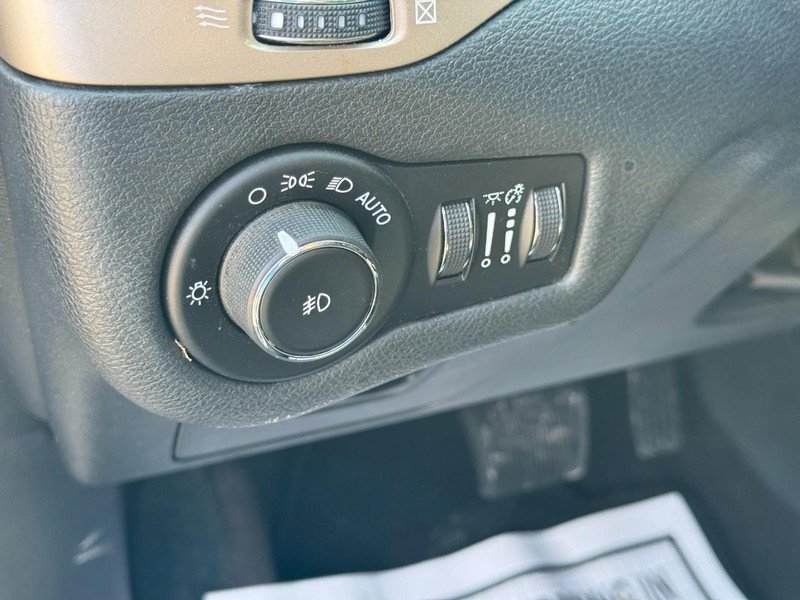 Used 2016 Jeep Cherokee Latitude image 16