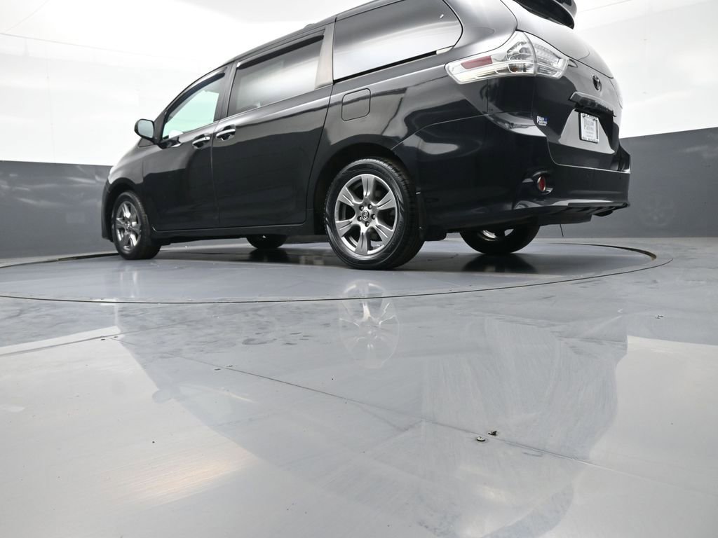 Certified 2019 Toyota Sienna SE w/ SE Preferred Package AWD/4WD image 35