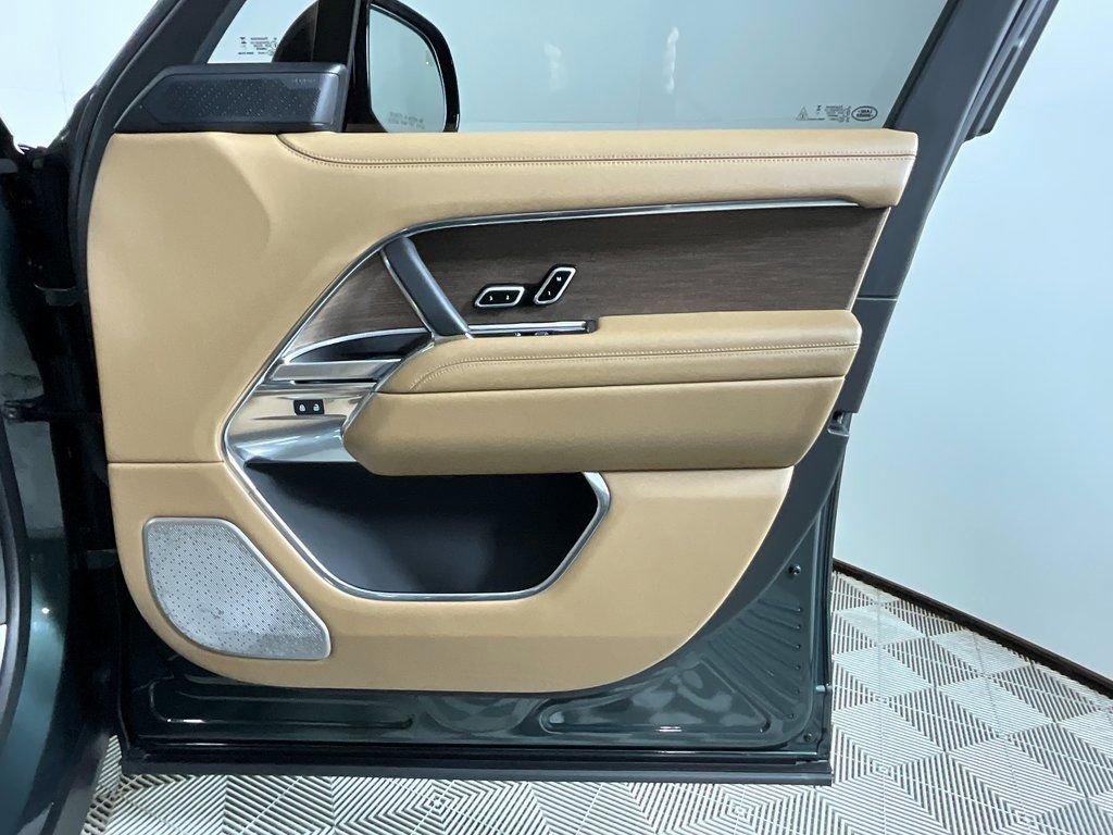 Used 2025 Land Rover Range Rover Long Wheelbase Autobiography image 21