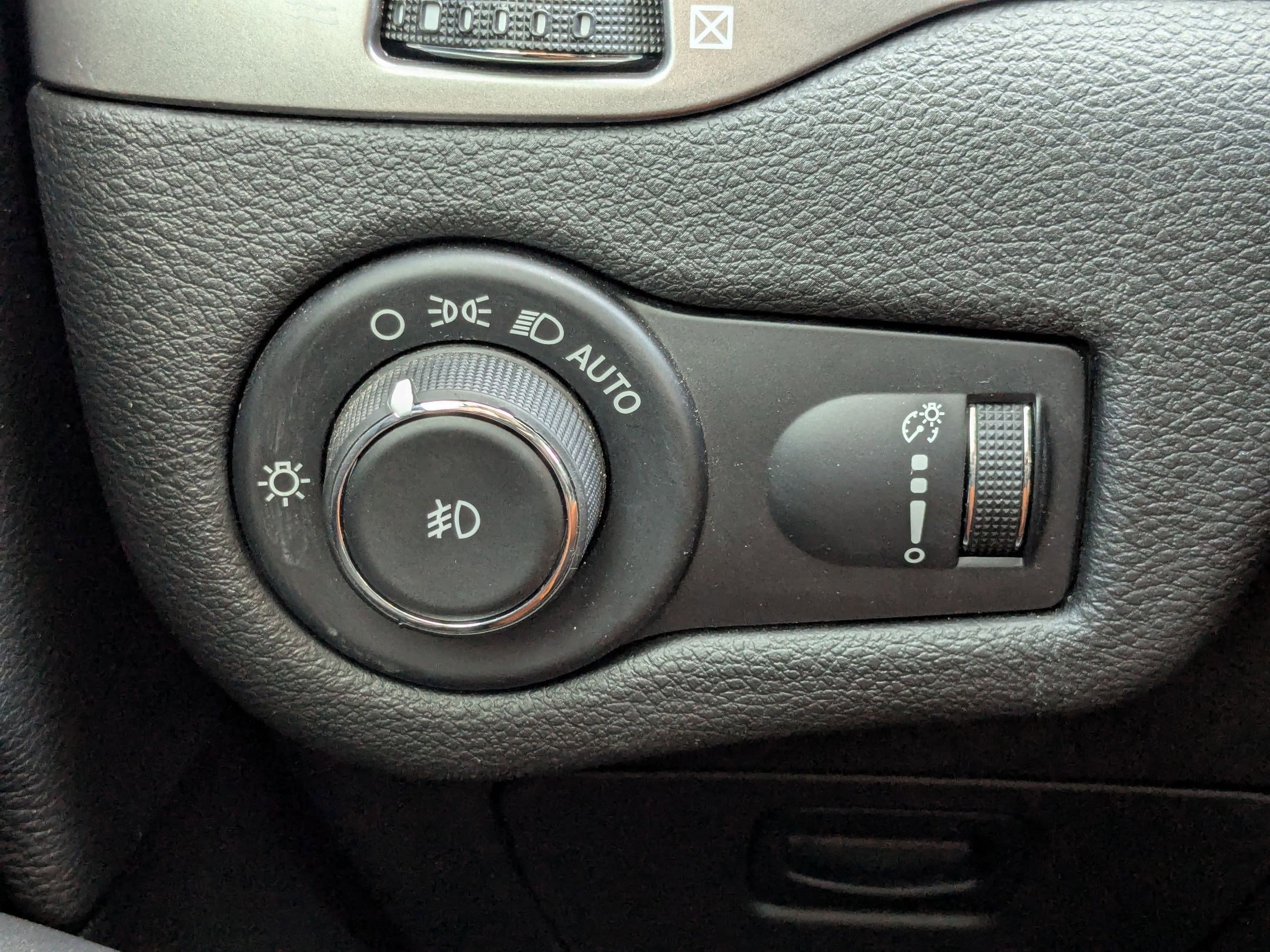 Used 2019 Jeep Cherokee Latitude w/ Popular Appearance Group image 16