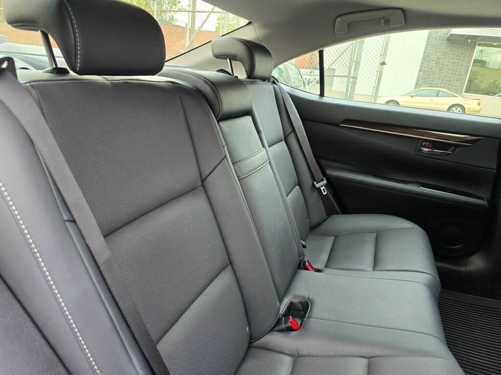 Used 2016 Lexus ES 300h w/ Navigation System Package FWD image 11