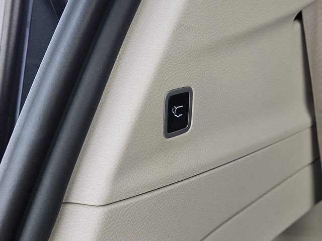 Used 2024 Chrysler Pacifica Touring-L image 8