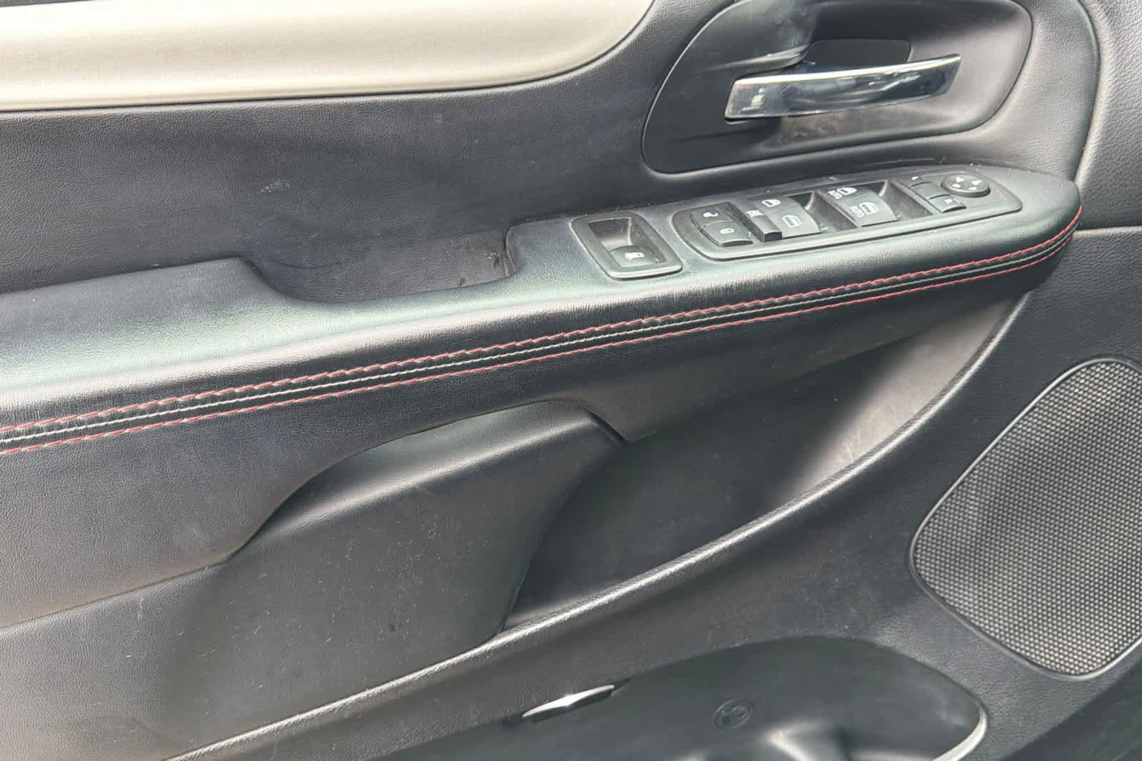 Used 2015 Dodge Grand Caravan R/T image 12