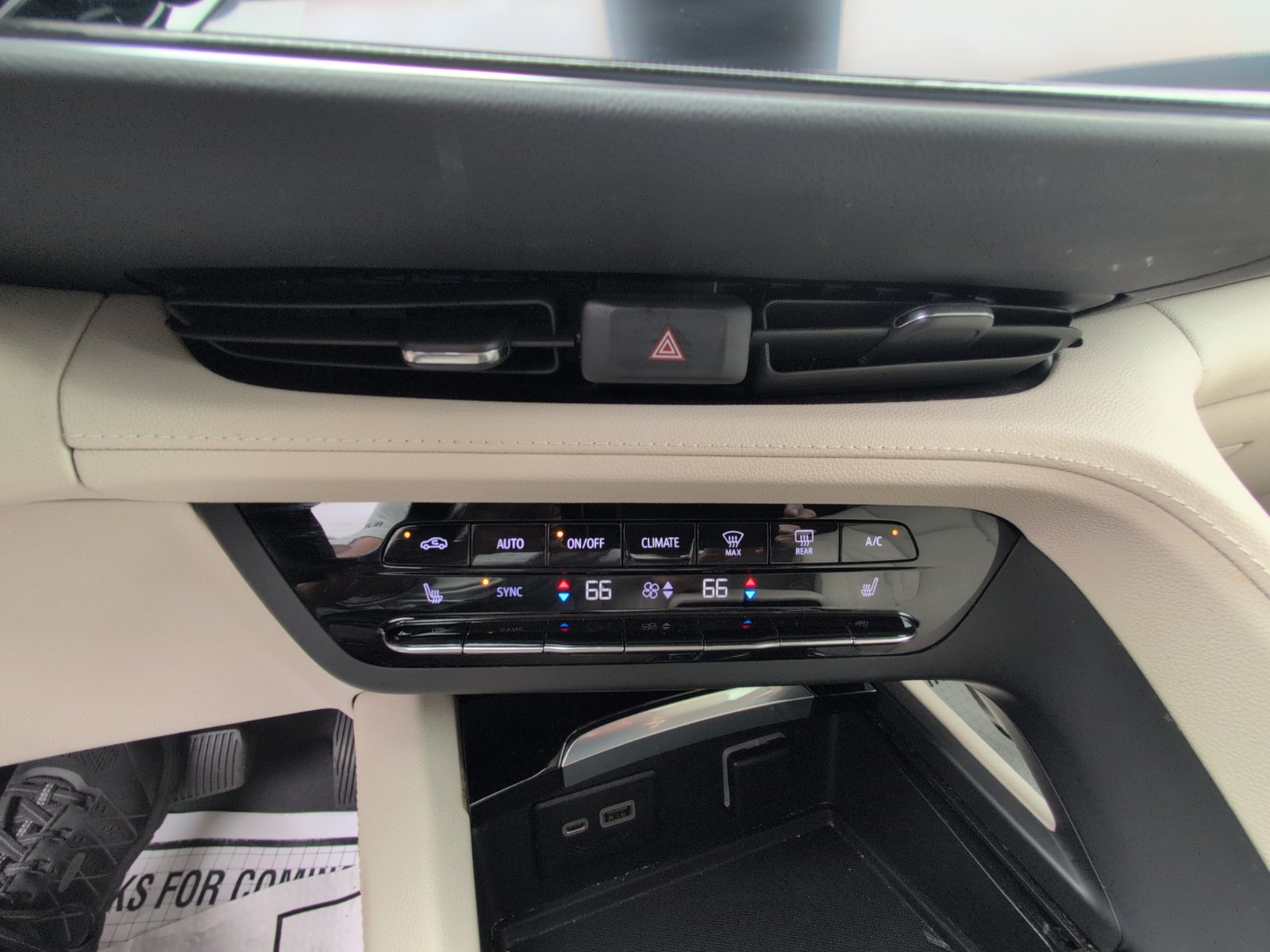 Used 2022 Buick Envision Essence w/ Safety Package FWD image 27