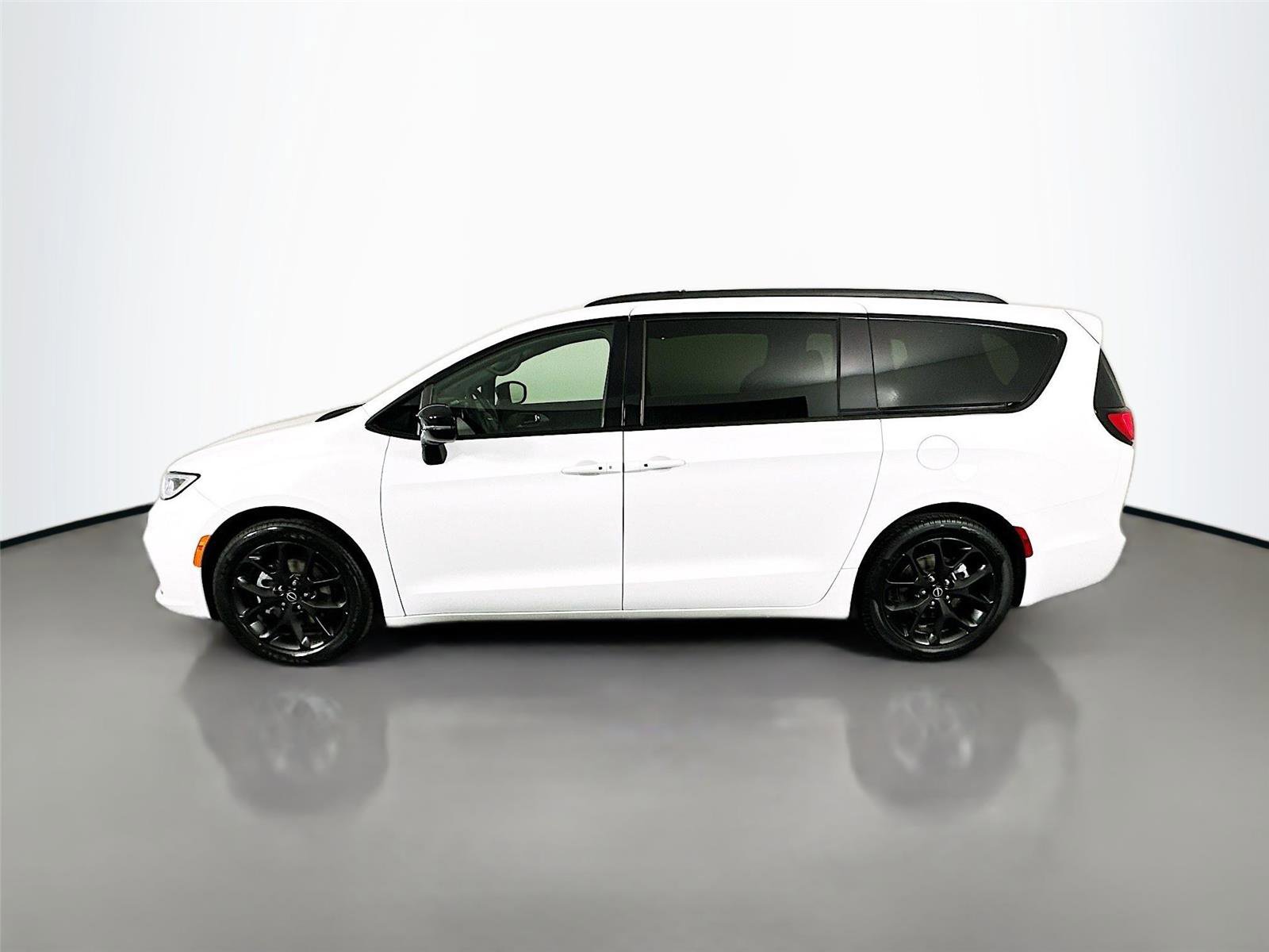 Used 2025 Chrysler Pacifica Limited image 4