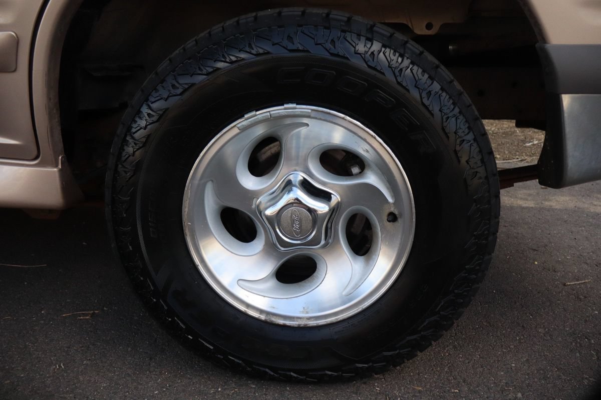 Used 1996 Ford Explorer XLT AWD/4WD image 40