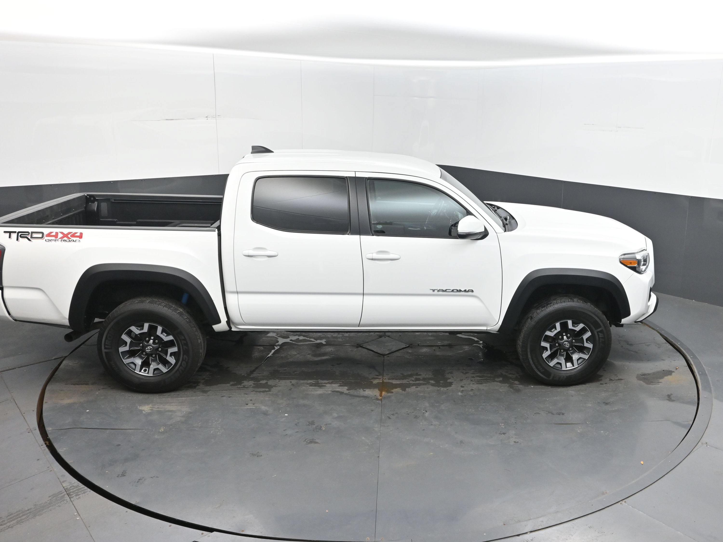 Used 2022 Toyota Tacoma TRD Off-Road w/ Technology Package AWD/4WD image 32