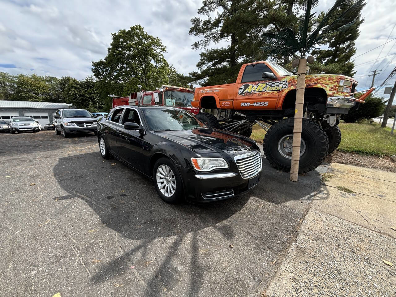 Used 2013 Chrysler 300 image 2