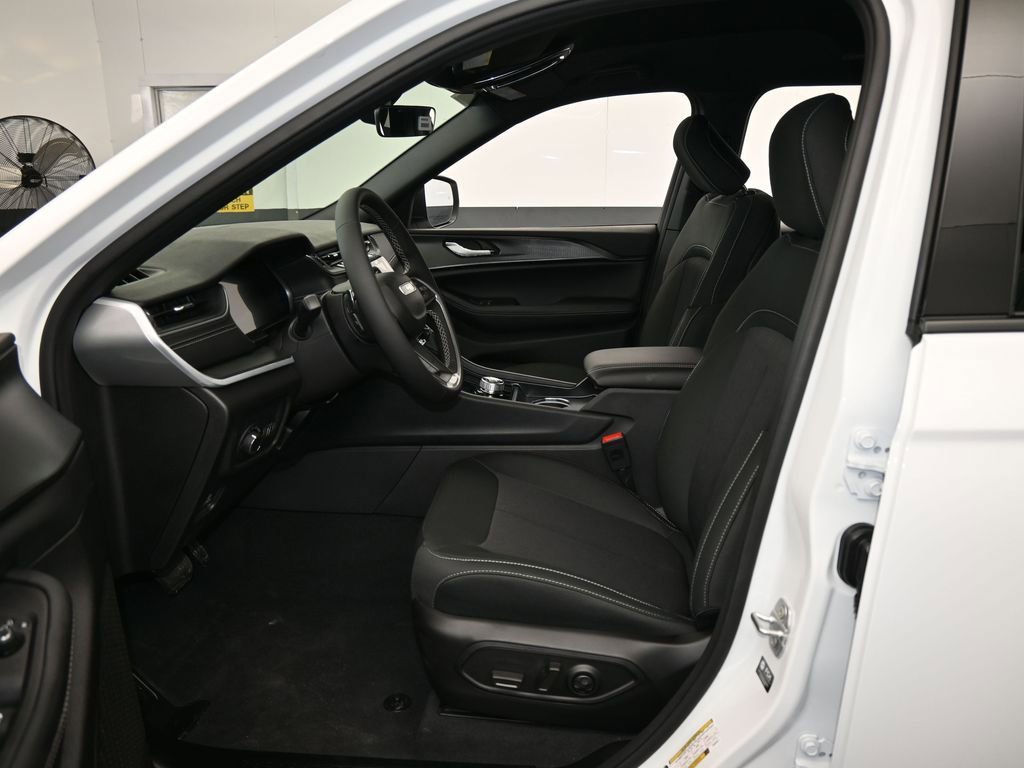 New 2026 Jeep Grand Cherokee L Laredo image 11