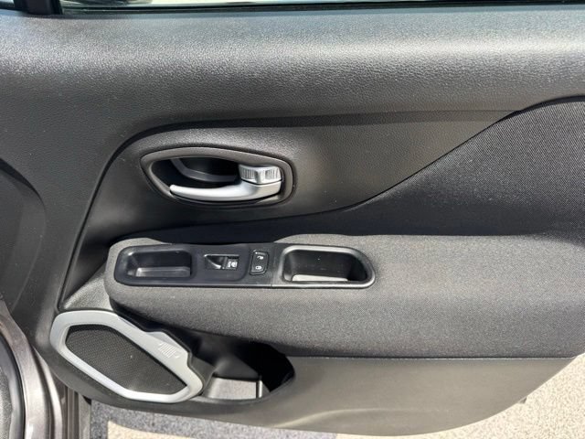 Used 2019 Jeep Renegade Latitude w/ Cold Weather Group AWD/4WD image 36