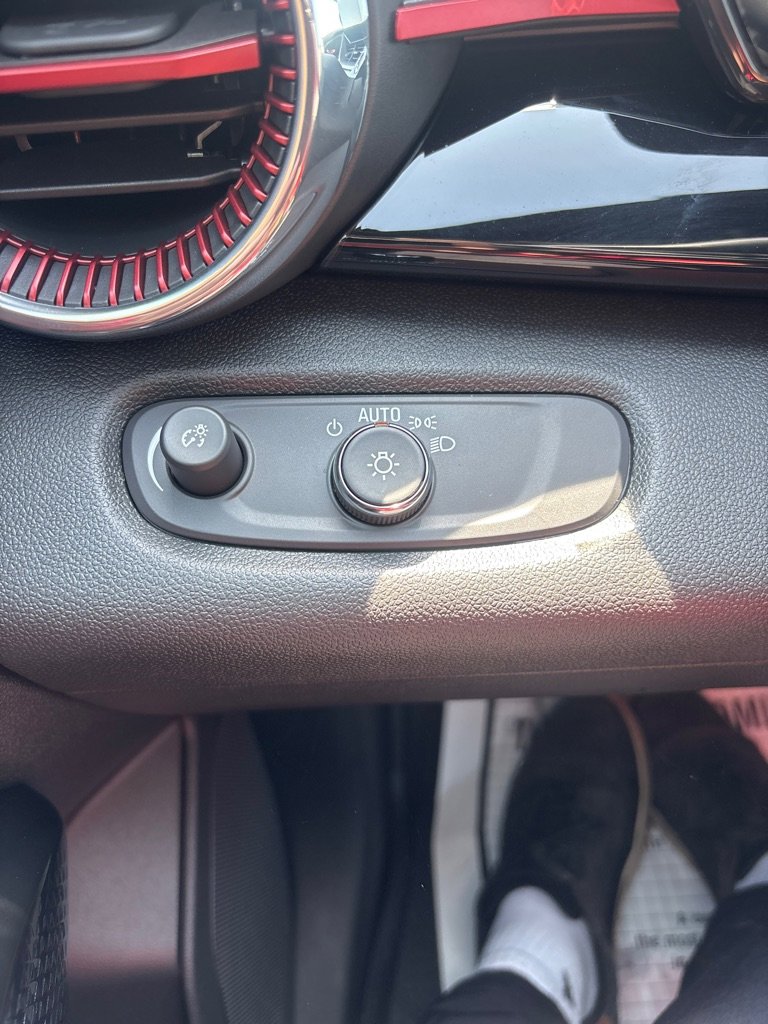 Used 2025 Chevrolet Trax RS w/ Sunroof Package image 23