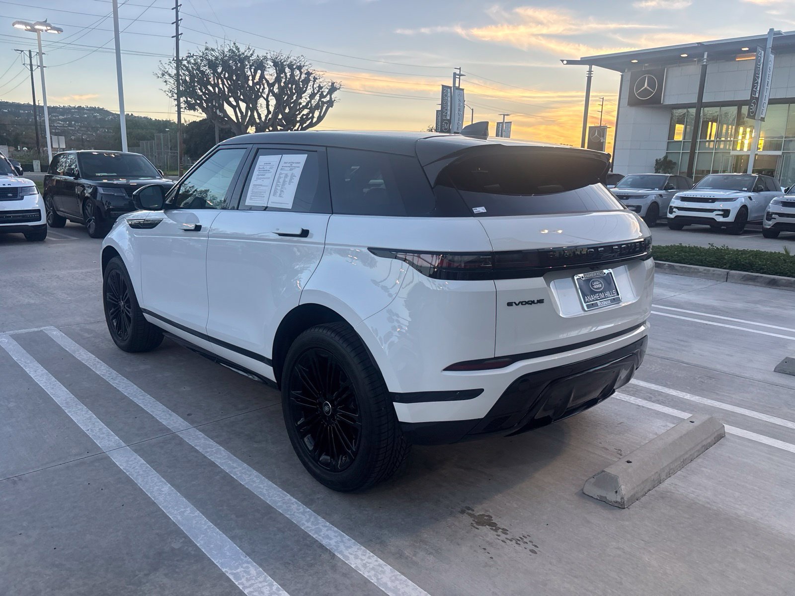 Used 2026 Land Rover Range Rover Evoque Dynamic SE AWD/4WD image 4