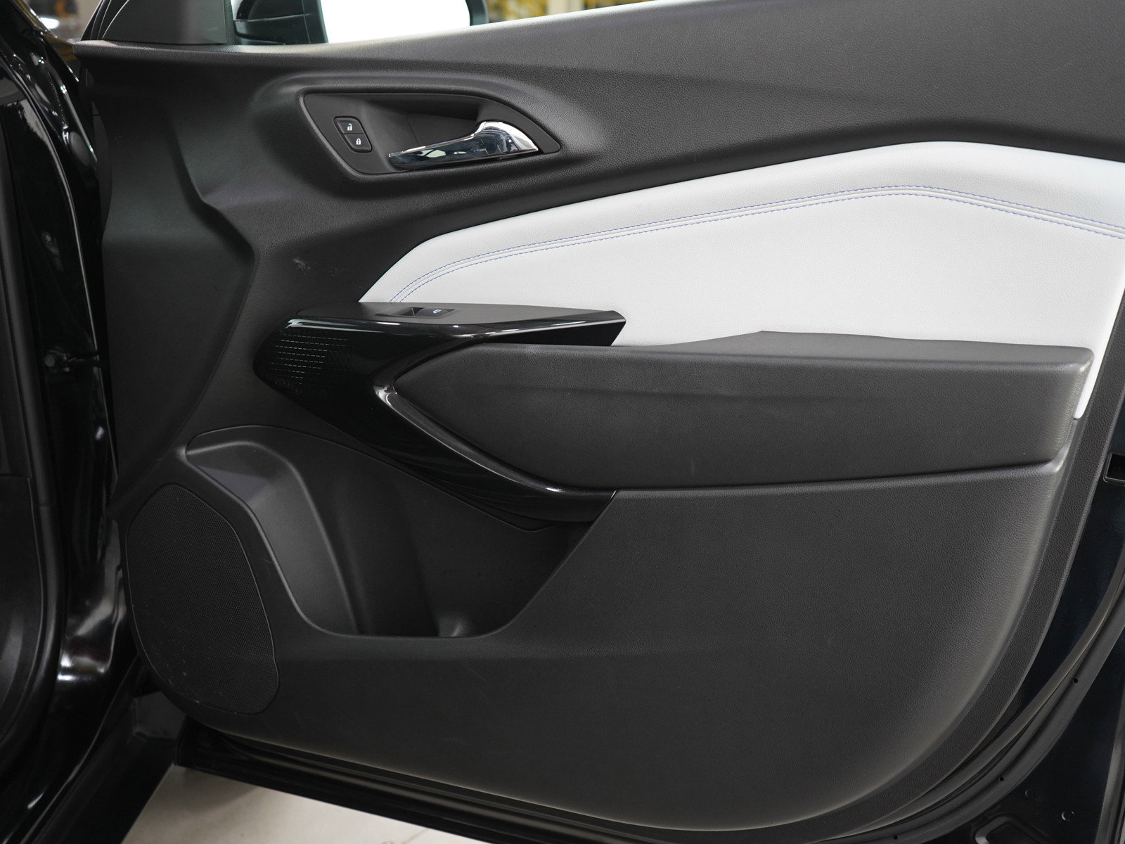 Used 2024 Chevrolet Trax LT w/ Sunroof Package image 9