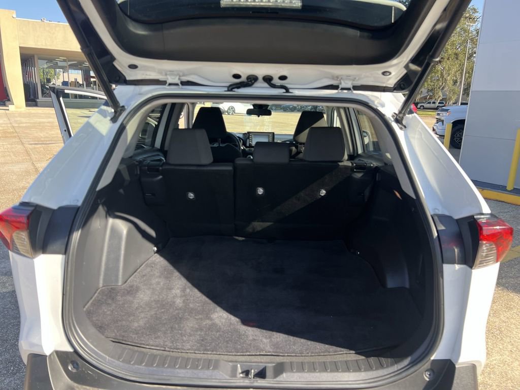 Used 2021 Toyota RAV4 XLE image 18