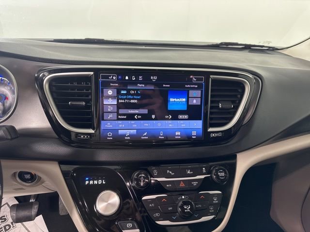 Used 2023 Chrysler Pacifica Touring-L image 40
