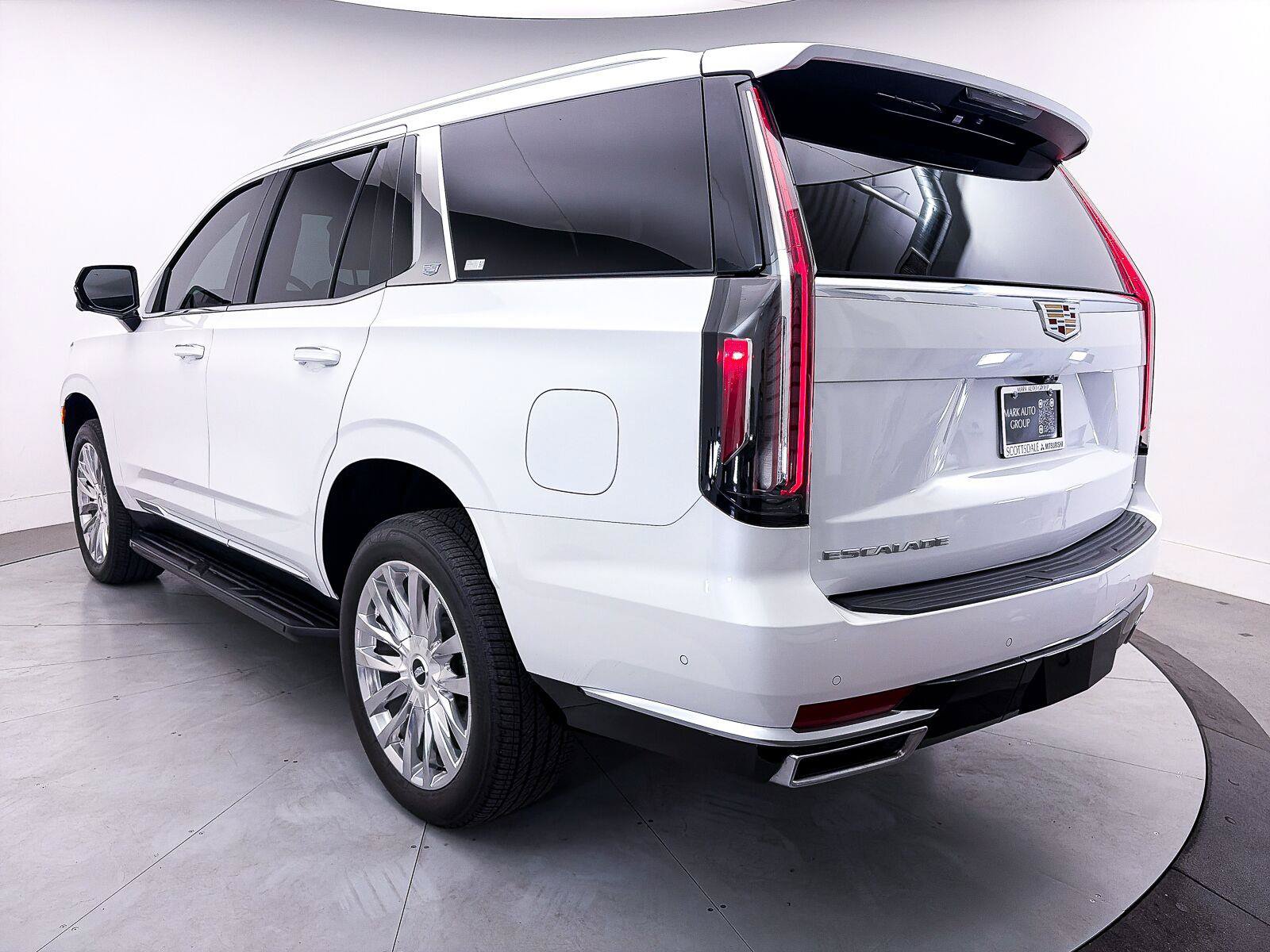 Used 2024 Cadillac Escalade Premium Luxury AWD/4WD image 14